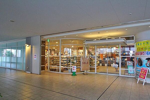 無印良品世田谷砧店 徒歩12分。 890m