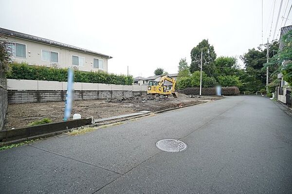 きれいに整備された前面道路。敷地の前が整っていると気持ちが良いですね。