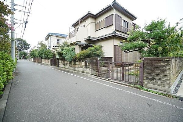 周辺は第一種低層住居専用地域。住環境に配慮され、生活のしやすさに重点をおいた閑静な住宅地です。