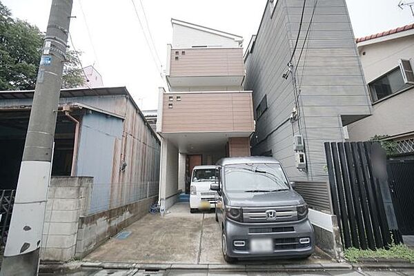 窓の配置が工夫されており、採光とプライバシーのバランスが良い、洒落たデザインの建物です。