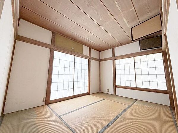 2面採光で光を取り込みやすく、畳の上でゆったり過ごせる広々とした空間です。