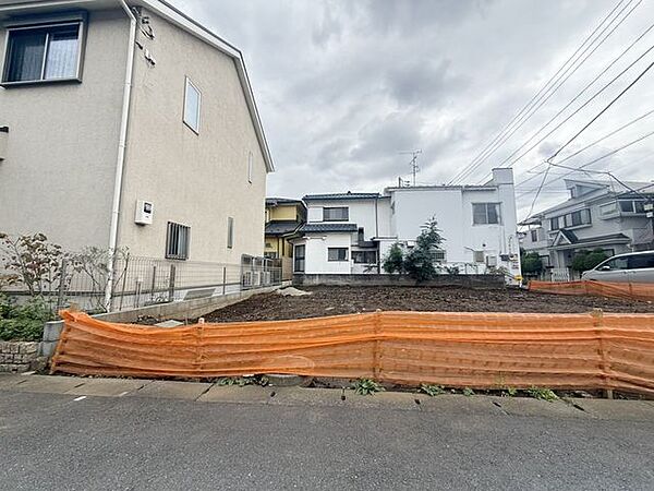 徒歩2分の「東伏見」駅から高田馬場等へスピーディーに移動できるだけでなく、コンビニ徒歩2分・スーパー徒歩4分と周辺環境も充実。職住近接でゆとりある暮らしを叶える一押し物件です！