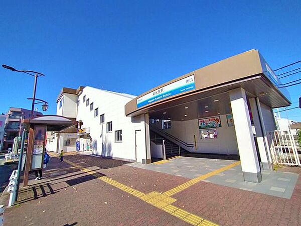 東伏見駅(西武 新宿線) 徒歩3分。早稲田大学スポーツ施設の拠点であり、駅前にはアイスアリーナもある緑豊かな環境。駅周辺には大きな公園や住宅が多く、駅の南北には有名スーパーがあって、子育てしやすい住…