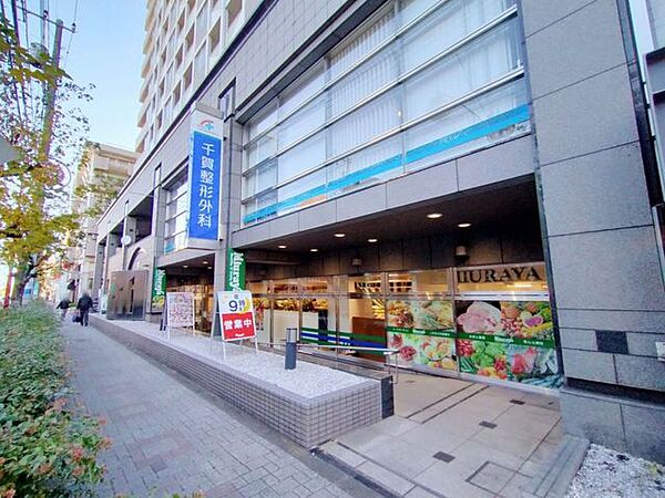 三浦屋東伏見店 徒歩3分。 180m