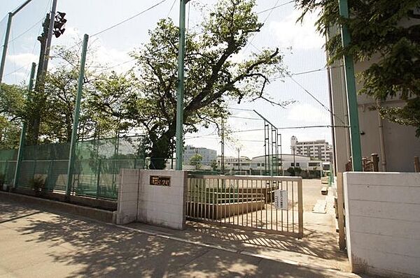 世田谷区立用賀中学校 徒歩9分。 670m