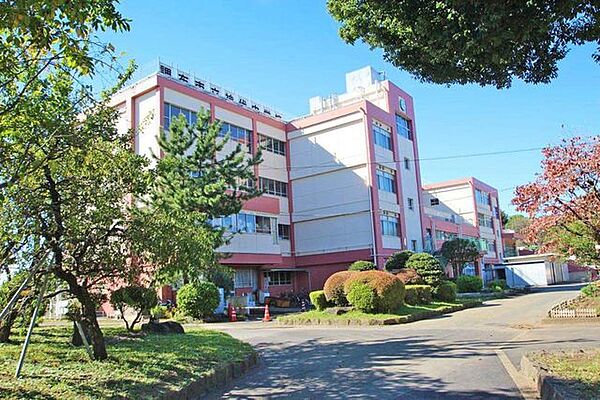 調布市立神代中学校 徒歩23分。 1780m