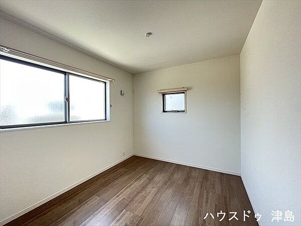 5.3帖洋室はクローゼット収納完備でスッキリとゆとりのある室内で過ごしていただけます。