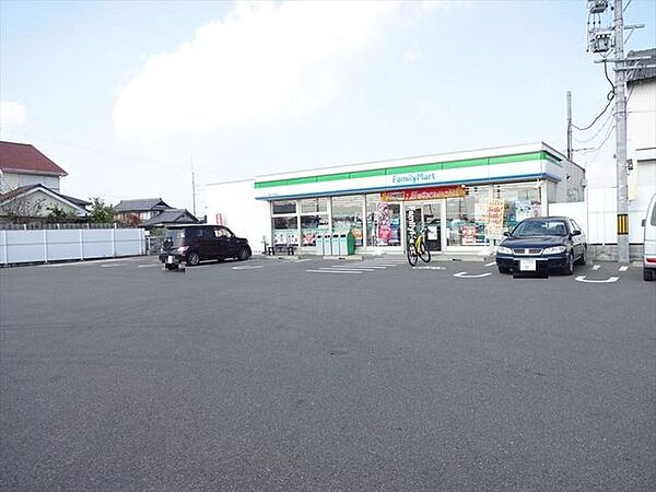 ファミリーマート稲沢平和町店スローガンは「Fun＆Fresh」。驚きやワクワク感を与えるべく、商品改革に取り組んでいる。（電子マネー利用可　ＡＴＭあり　ネット通販あり）Tポイントサービスあり…