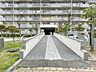その他：マンション入り口はスロープになっているため、ベビーカーや三輪車などの出入りがしやすいですね。