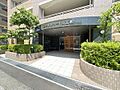 正面玄関である...