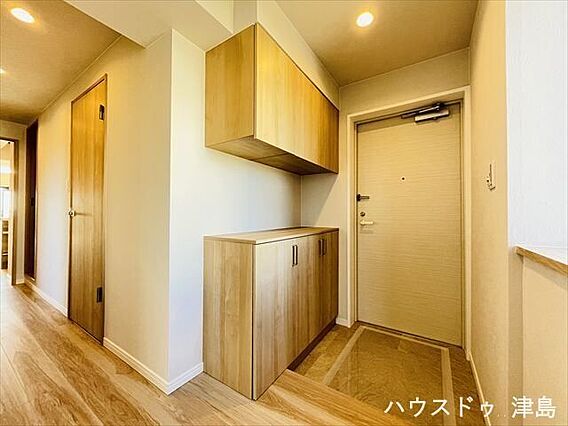 玄関を入るとナ...