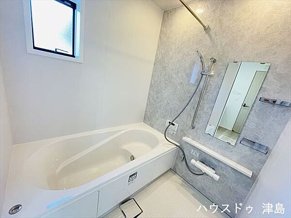 浴室暖房乾燥機付きでオールシーズン快適なバスタイム♪浴槽に段差があるので、お子様が入るときも安心。