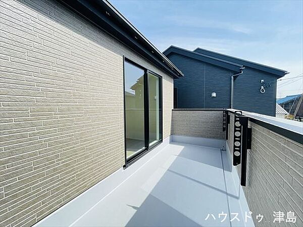 天気のいい日は日向ぼっこ、夜は星空を眺める贅沢な空間。物干し金具は窓側に設置され布団も同時に干せます。