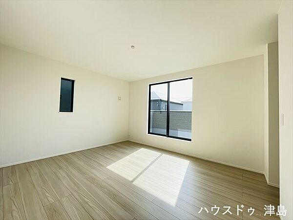 バルコニーに面した9.5帖洋室。1日の疲れを癒し、心地よく寛げるようゆったりとした広さを確保。