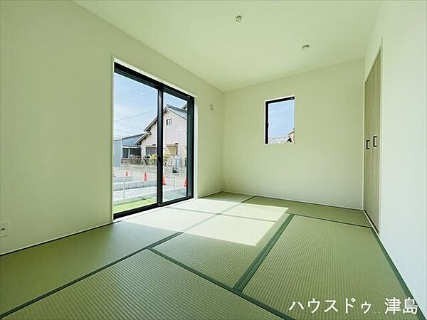 和室は2方向から出入りでき多用途な使い方が可能。日当たりが良いのでうとうとしてしまう癒しの場所。