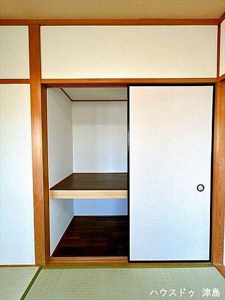 6帖和室収納。奥行きがあるので収納ケースを置いてスッキリと片付きます。