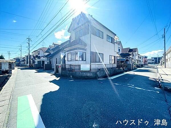 普西側公道幅約4.3m。通車が1台通れる道幅となります。大型車の通行が少ないので振動や騒音が抑えられます。