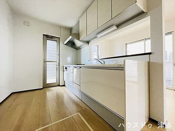 人造大理石のシンクを採用したシステムキッチン。キレイなキッチンでのお料理は気分が上がりますね。毎日使いの場所は使いやすく快適に。たくさんの工夫が詰まったスタイリッシュで美しいシステムキッチンです。