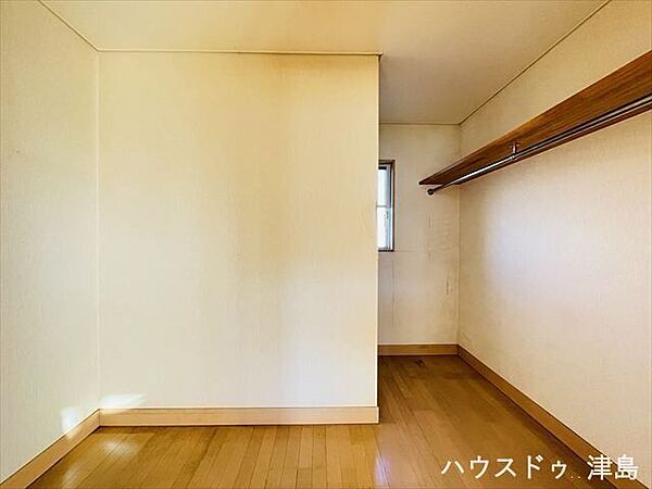 東側洋室ウォークインクローゼット。スーツケースなどの大きな荷物も収納しやすいオープンな空間。ラックやケースを置いてさらに収納力を増してお使いいただけます。窓が設置してあるので、通気良好です。