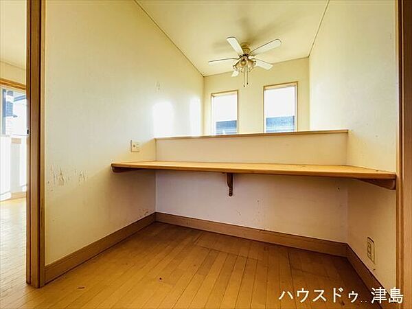 2階ホール。吹き抜けになっているため明るい空間です。。カウンターが設置され、家族みんなが使えるワークスペースに。