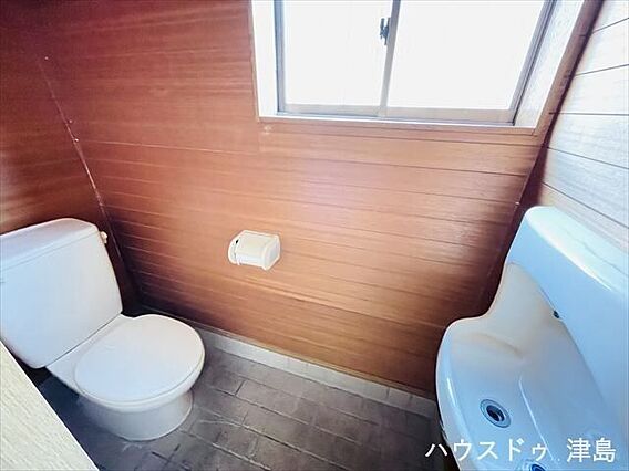 玄関横にトイレ...