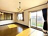 洋室：12.2帖洋室。こちらもバルコニー面した居室。一番広いお部屋で寝室にぴったりです。収納が2つ設置。