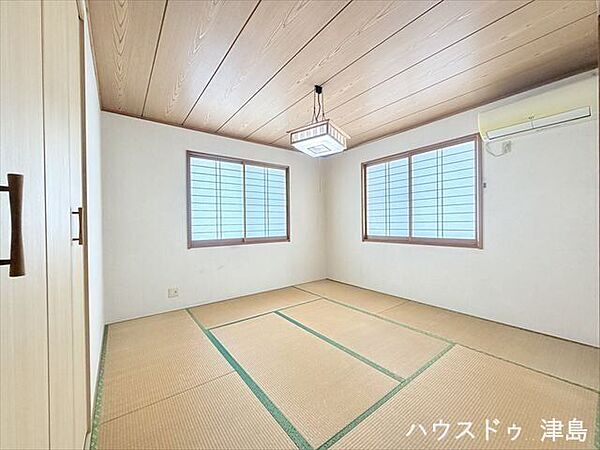 2階8帖和室。北西に位置し、2面採光で比較的明るさも確保。窓を開ければ通風良好。