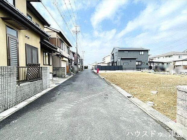 南側公道幅5.4m、車1台が余裕を持って通れる道幅。駐車5台可能。将来に渡って安心のカースペース。