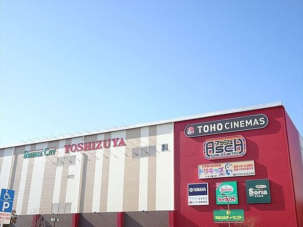 TOHOシネマズ　津島ヨシヅヤ津島本店に隣接しており、3階フロアすべてが映画館。全スクリーンバリアフリー設計となっており、どなたでも安心して映画を楽しめます。 1130m