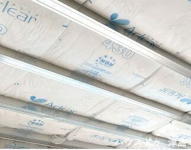 【断熱材】断熱等性能等級「等級5」を標準取得。高い断熱性能を実現するグラスウール断熱材を使用しています。断熱性をはじめ吸音性にも優れた素材です。