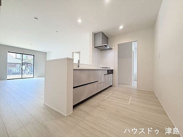 薄いグレーのキッチンはナチュラルでおしゃれな印象です。作業のしやすいゆったりとしたスペース。家事をしながら家族の様子が分かり安心。