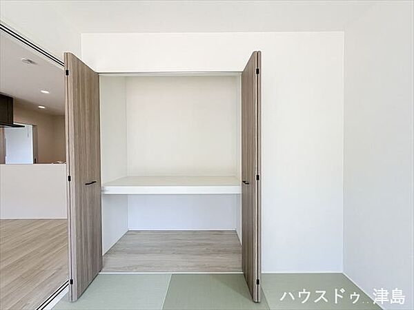 6帖和室収納。奥行きのある押入タイプの収納は大きな布団や季節物の家電製品などたっぷりと収納。