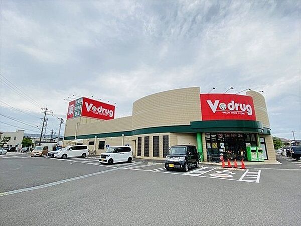 V・ｄrug七宝店　営業時間9時～21時　出入りのしやすい駐車場。日用品から食料品まで、幅広く取りそろえているドラッグストアです。ネットチラシも見れるので手軽に店舗情報を知る事が出来ます。 1780m