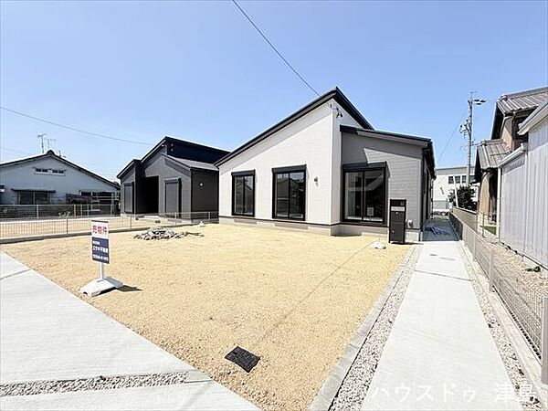 リビングや和室の高さと合わせてウッドデッキやタイルデッキを設置したり、芝生を敷き詰めて戸建ライフを♪