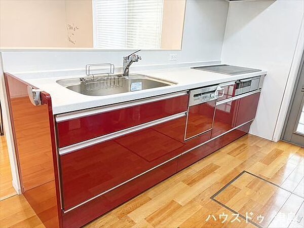 対面キッチンの向かいにダイニングテーブルを置けるので配膳や片付けがスムーズ。背面に収納・作業もできるカウンターがあるＩＨクッキングヒーター！