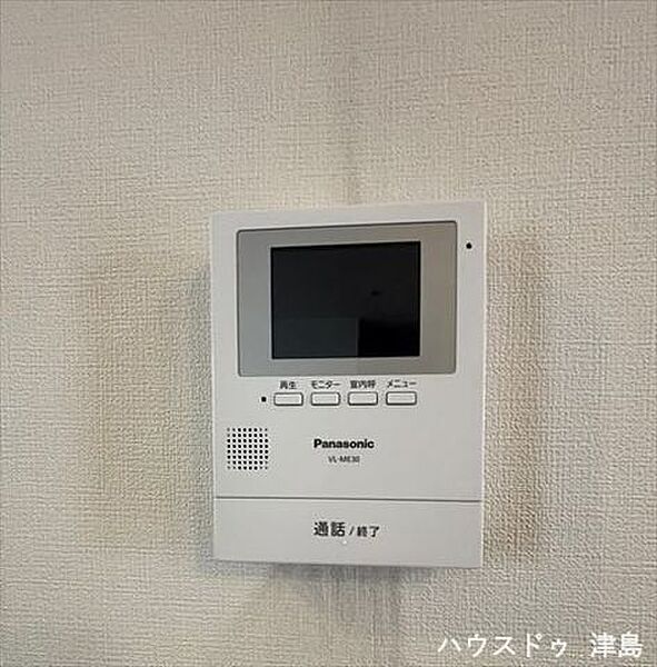 モニター付きインターホン。来訪者の顔が確認でき、室内にいながら安心して応対でき、防犯性を高めます。