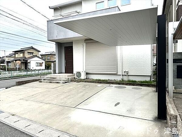 並列駐車3台可能。お子様がお車を持たれるようになったときにも安心のカースペースとなっています。駐車位置から玄関までがスグなのでお買い物後の荷物もサッと入れられます。