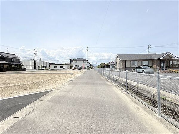 北側公道。交通量が少なく、歩行者や自転車が通っていても安心。