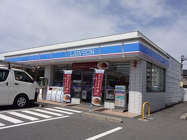 ローソン津島永楽町店24時間営業スローガンは「マチの健康ステーション」、健康や美容に配慮した商品が豊富。（電子マネー利用可　ＡＴＭあり　ネット通販あり）Ponta dポイントサービスあり。 680m