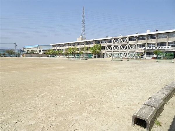 佐屋中学校1年生は心を育てる（正しく自己に目覚める）「発志」、2年生は心を鍛える（忍耐を知る）「立志」、3年生は心を整える（生き方をつかむ）「大志」を教育目標とする。 1410m