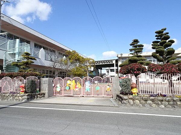 天王幼稚園こどもは夢のクリエーター。ひとみに宿る輝きを育みます。音感指導、言語指導、英語指導、漢字指導、水泳指導があり、多彩なカリキュラムを日課にする事によって「集中力」を、身につけます。 430m