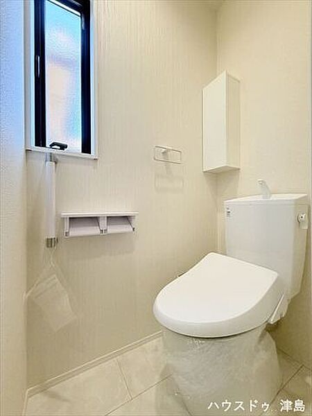 2階トイレ。温水洗浄便座付きトイレは冬場の冷たい便座を暖めてくれます♪各階に収納ボックス設置。