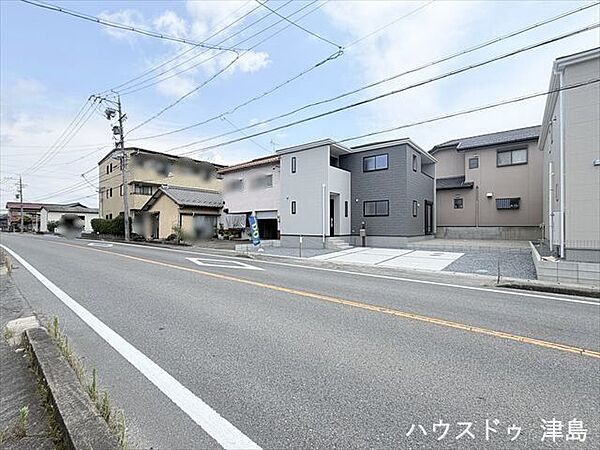西側公道幅約12.1ｍ。片側1車線道路、歩道付きのためお子様の通子も安心。駐車3台可能、安心のカースペース。
