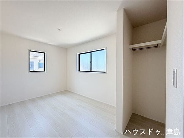 2階6.1帖洋室。腰窓は家具のレイアウトを邪魔しないので、模様替えも楽しめそうですね♪ウォークインクローゼットが設置されすっきりとお部屋が片付きます。