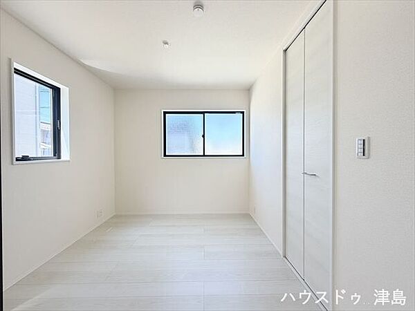 リビングに隣接した4.5帖洋室はちょっと籠って一人の時間を。枕棚＋ハンガーパイプ付き収納完備。
