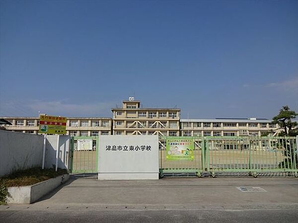 東小学校校訓「考える子　たくましい子　思いやりのある子」をもとに、心身ともに健康で、知・徳・体の調和のとれた人間性豊かな児童の育成。人権感覚を身に付け、「ちがいを認め、ともに生きる」児童の育成…