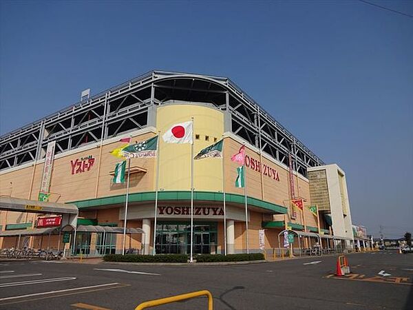 ヨシヅヤ本店営業時間10時～21時スーパーやドラッグストアなど多くの店舗があるショッピングセンター。衣類から雑貨まで日々の暮らしに必要なものが全て揃います。 930m