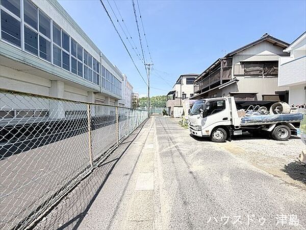 南側公道幅約2.9ｍ。北側公道幅約1.7ｍ。セットバック要。並列駐車3台可能で将来に渡って安心なカースペース。