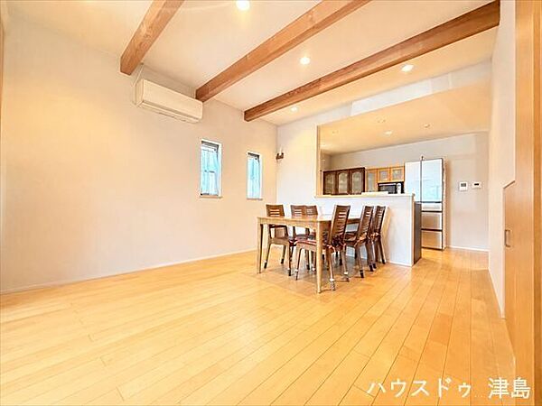 キッチンカウンター前にテーブルを置けるので配膳や片付けがスムーズ。家族と共に同じ時間を過ごせます。※実際の写真から生活用品を消す加工をしています。