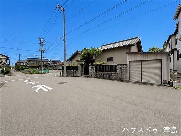 西側公道幅約8.0ｍ。車の出し入れもしやすく、また配達などの車が停まっていても通行出来る道幅。
